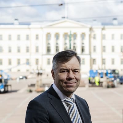 Juha Majanen kuvattiin Senaatintorin kupeessa.