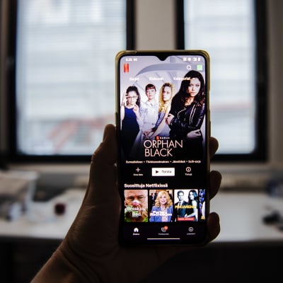 Netflix-sovellus OnePlus 7T-älypuhelimen ruudulla.