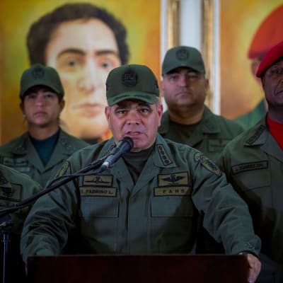 Venezuelan puolustusministeri Vladimir Padrino puhuu lehdistötilaisuudessa.