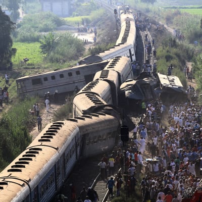 Bild på tåg som åkt av spåren efter en tågkrasch där två tåg kolliderade i Alexandria i Egypten den 11 augusti 2017.