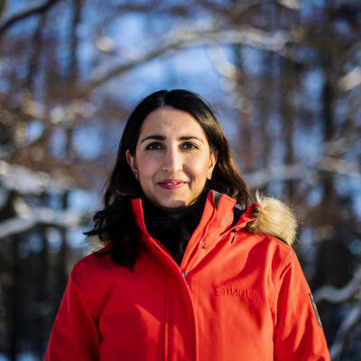 Nasima Razmyar valokuvattiin Lauttasaaressa Veijarivuoren uimarannalla helmikuun 2021 alussa.