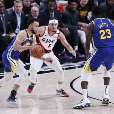 Stephen Curry och Draymond Green i farten mot Seth Curry.