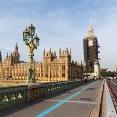 Westminsterin silta Lontoossa. Taustalla Westminsterin palatsi ja Big Ben, joka on peittyy osittain rakennustelineisiin.