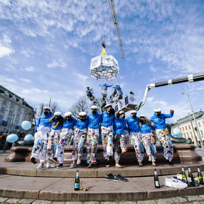 Hanken Svenska Handelshögskolanin ylioppilaskunta pesi ja lakitti Havis Amanda -patsaan vappua varten 20. huhtikuuta Helsingissä.
