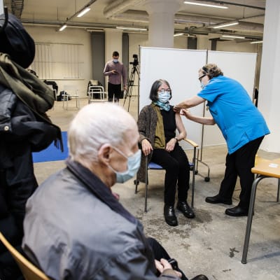 Omaishoitaja Rita Solla sai koronavirusrokotteen Helsingissä 1. helmikuuta.