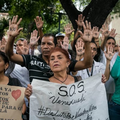 Protest framför sjukhus i Venezuela där bland annat brist på vård är ett stor problem.
