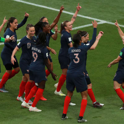 Frankrike firar ett av sina många mål i VM-premiären.