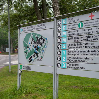 Navigeringsskylt framför Raseborgs sjukhus