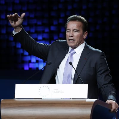 Arnold Schwarzenegger talar under presskonferens vid klimatmötet i Paris.