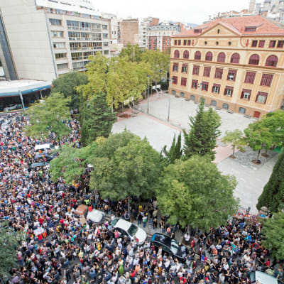 Tusentals demonstranter samlades under förmiddagen i centrum av Barcelona och ännu större protester hålls på tisdag kväll i stadskärnan