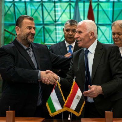 Hamas vice-ledare Saleh al-Aruri skakar hand med Fatahs representant Azam al-Ahmed efter att ha undertecknat gruppernas försoningsavtal efter en 10 år lång konflikt. 