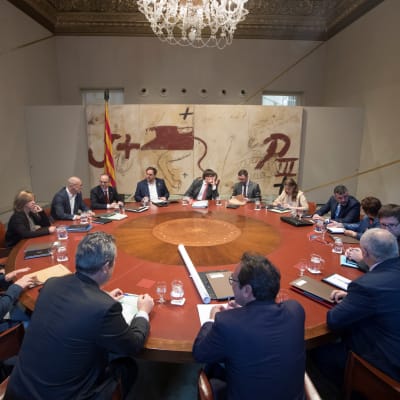 Carles Puigdemont leder veckomötet för det regionala kabinettet.