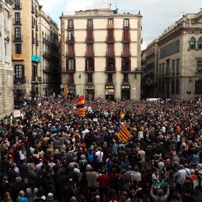 Hundratals människor samlades utanför en specialdomstol i Madrid när katalanska separatistledare skulle förhöras 