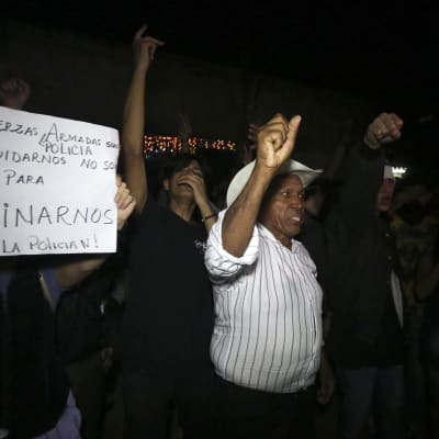 Oppositionsdemonstranter visar tacksamhet till poliser som vägrade lyda order om att kväsa protester med skyltar och slagord i Tegucigalpa.