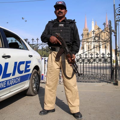 Säkerheten kring kyrkor i Pakistan har skärpts ytterligare inför julhelgen 