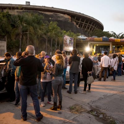 En grupp anhöriga stod och väntade på frigivningen utanför den nationella underrättelsetjänstens högkvarter i Caracas på lördag kväll. 