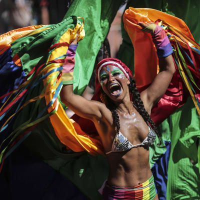 Dansare deltar i sambaparaden i samband med karnevalen i Rio.