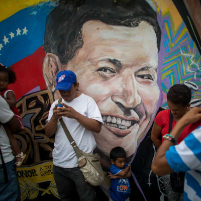 Hugo Chavezin kuva venezuelalaisen kadun varressa.