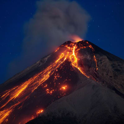 Volcan de Fuego hör till Centralamerikas mest aktiva vulkaner. Det här är redan det andra utbrottet i år på den över 3 700 meter höga vulkanen