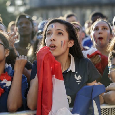 Franska supportrar följer semifinalen mot Belgien i Paris.