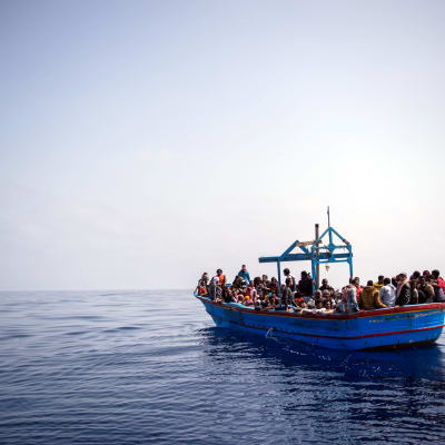 Migranter i träbåt på Medelhavet, ca 50 km utanför Libyens kust.