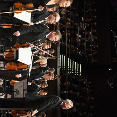 Hannu Lintu ja Radion sinfoniaorkesteri 6.12.2017 konsertin päätyttyä.