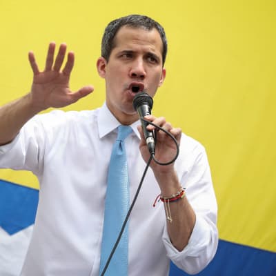 Venezuelas oppositionsledare Juan Guaidó håller tal