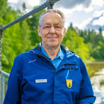 Man på en bro