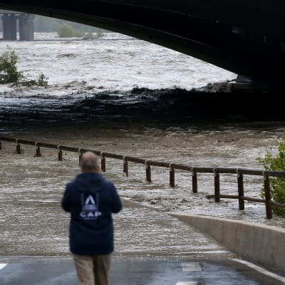 Mies kuvaa tulvivaa jokea Saint-Laurent-du-Varissa.