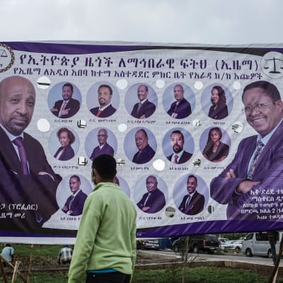 Mies katsoo vaalijulistetta  Addis abebassa 11. kesäkuuta 2021