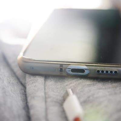 USB C -liitäntä OnePlus-älypuhelimessa.