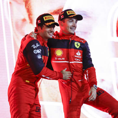 Carlos Sainz och Charles Leclerc omfamnar varandra.