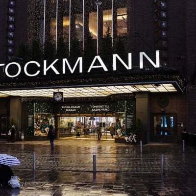 Julbelysning utanför Stockmann.