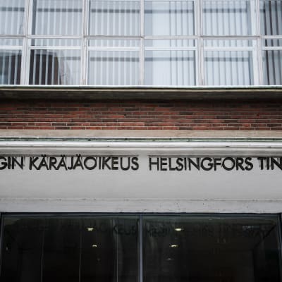 Bild av texten ovanför ingången till Helsingfors tingsrätt.