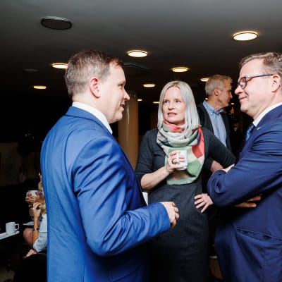 Petteri Orpo talar med Riikka Purra och Ville Tavio.