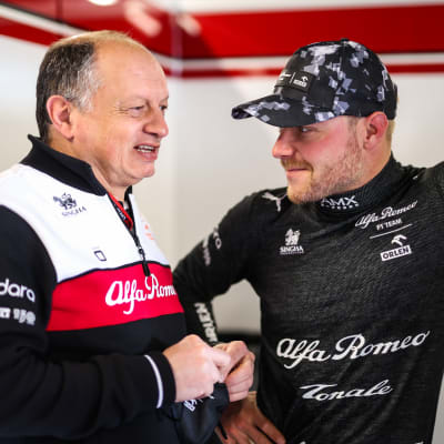 Bottas i samspråk med Vasseur.