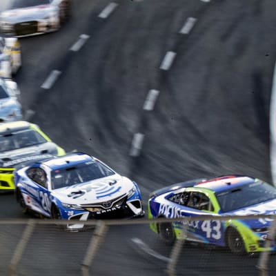NASCAR-moottoriurheilukilpailut, jossa autot kaarteessa.