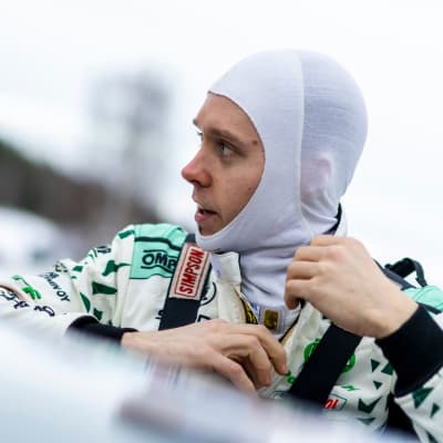 Emil Lindholm vid sin bil.