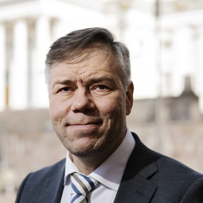 Finansministeriets kanslichef Juha Majanen utanför statsrådsborgen invid Senatstorget i Helsingfors.