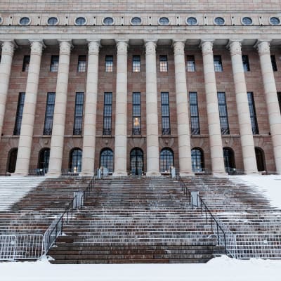 Riksdagshuset, med en stor del av trapporna som är snötäckta.