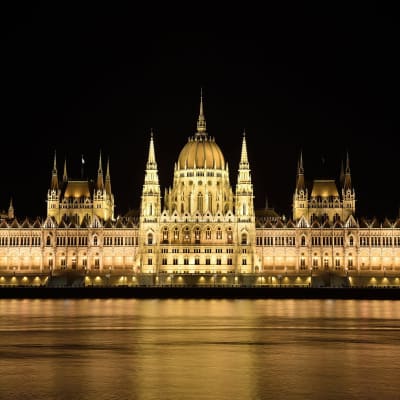 Ungerns parlamentsbyggnad upplyst i kvällsmörkret