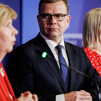Anna-Maja Henriksson, Petteri Orpo, Riikka Purra ja Sari Essayah pitivät tiedotustilaisuudessa Säätytalolla.