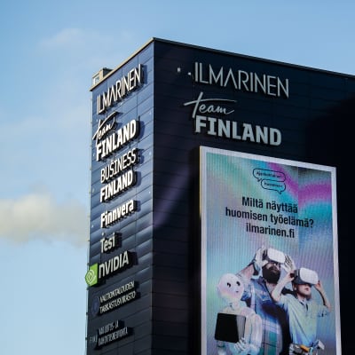 En byggnad med bland annat Business Finlands logga på väggen. 