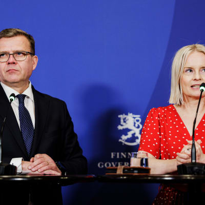 Petteri Orpo och Riikka Purra under en gemensam pressträff för partiledarna i Ständerhuset. 