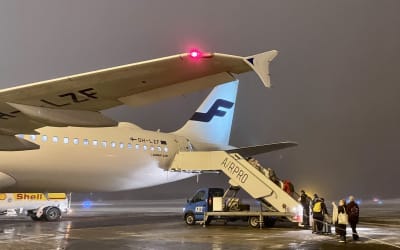 Matkustajia nousee lentokoneen kyytiin Rovaniemellä.