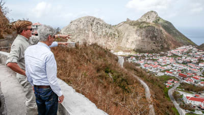 Kung Willem ser över den drabbade, nederländska ön Sint Maarten.