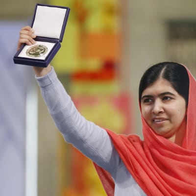 Malala Yousafzai håller upp sin Nobel-medalj