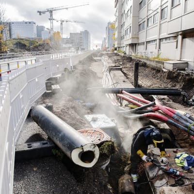 Byggarbetsplats i Helsingfors där man håller på och installerar fjärrvärme.