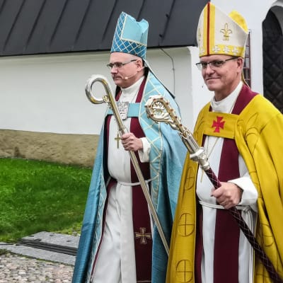Nyvigd biskop Bo-Göran Åstrand och ärkebiskopen Tapio Luoma
