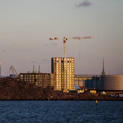 Auringonlaskun aikaan Lauttasaaresta kuvattu Helsingin siluetti joulukuussa 2020.